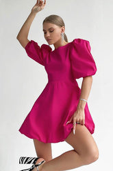 Robe courte évasée à col rond et manches bouffantes, dos nu - Rose vif